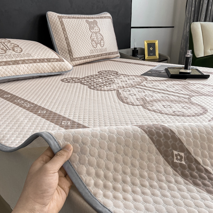 91家纺网 家纺一手货源 找家纺 慕梵家居 2025新款大版印花冰豆豆凉席席子三件套 可爱熊-咖