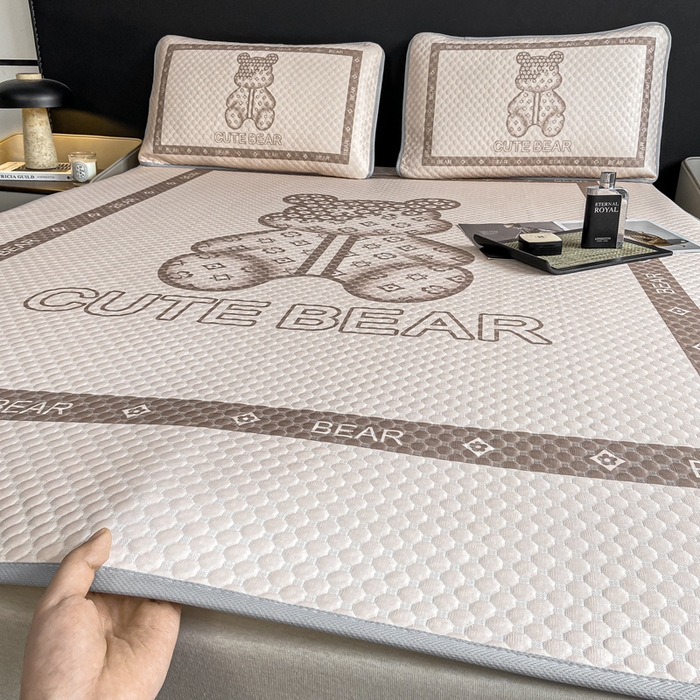 91家纺网 家纺一手货源 找家纺 慕梵家居 2025新款大版印花冰豆豆凉席席子三件套 可爱熊-咖