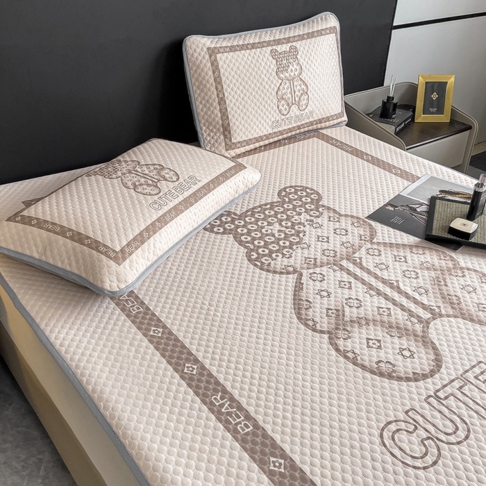 91家纺网 家纺一手货源 找家纺 慕梵家居 2025新款大版印花冰豆豆凉席席子三件套 可爱熊-咖