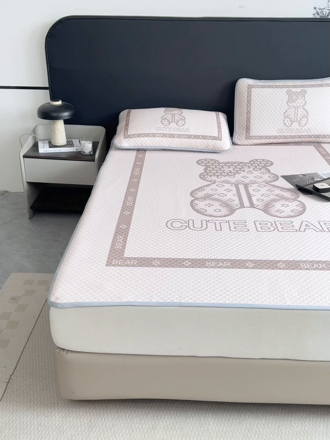 91家纺网 家纺一手货源 找家纺 慕梵家居 2025新款大版印花冰豆豆凉席席子三件套 可爱熊-咖