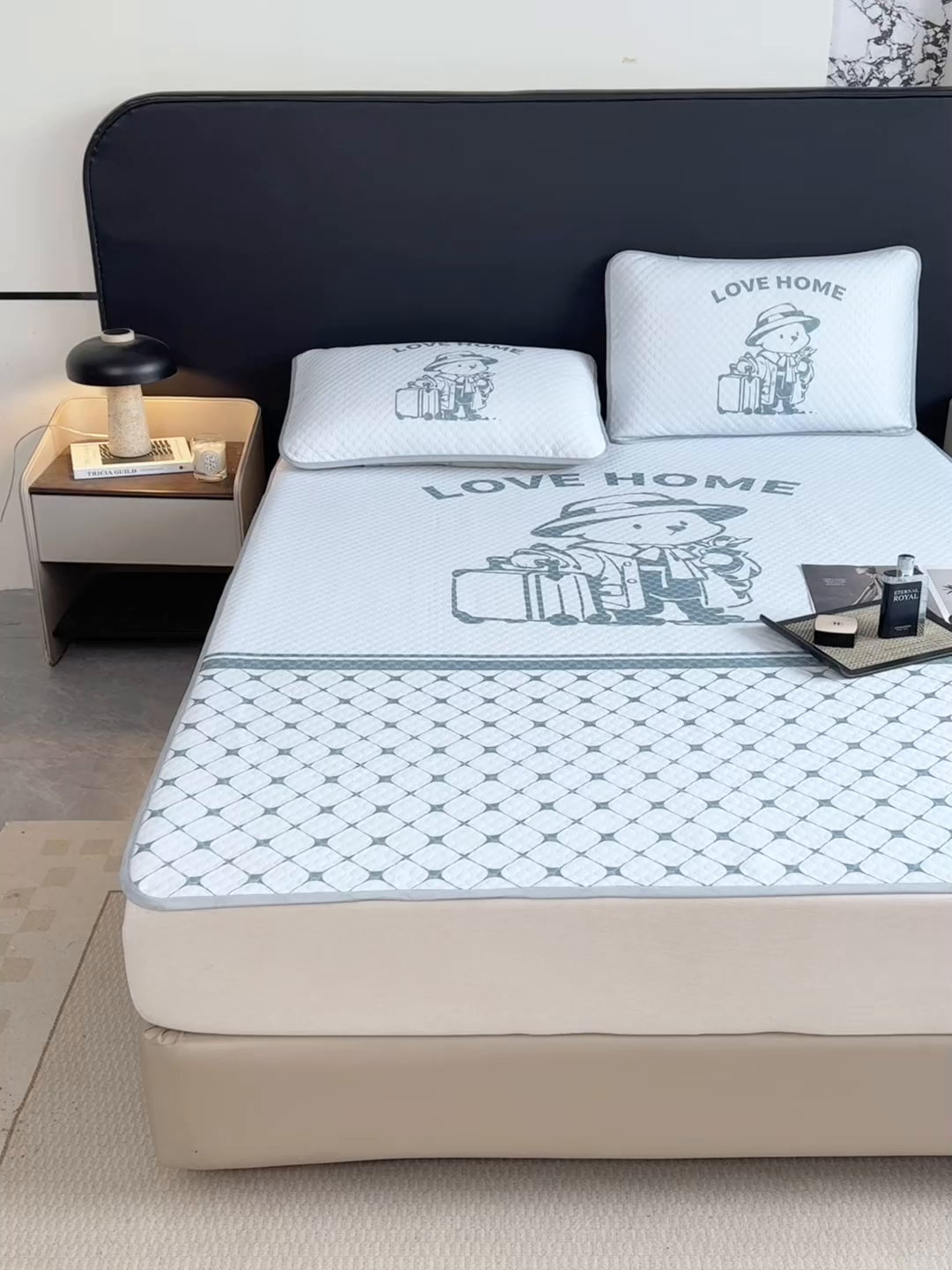 91家纺网 家纺一手货源 找家纺 慕梵家居 2025新款大版印花冰豆豆凉席席子三件套 爱家-灰