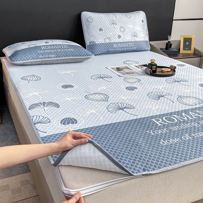 91家纺网 家纺一手货源 找家纺 慕梵家居 2025新款大版印花冰豆豆凉席席子三件套 芭蕉叶-灰