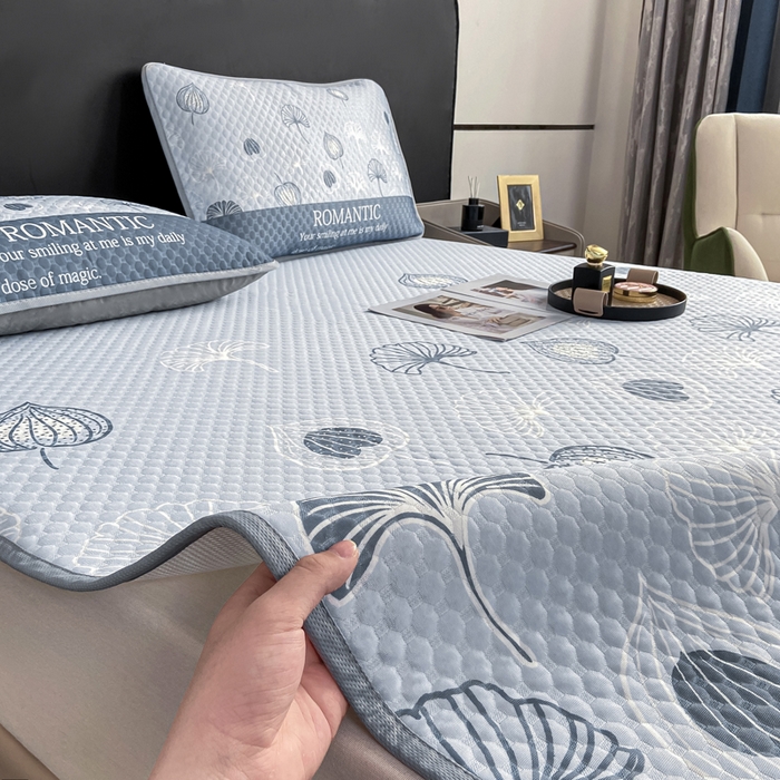 91家纺网 家纺一手货源 找家纺 慕梵家居 2025新款大版印花冰豆豆凉席席子三件套 芭蕉叶-灰