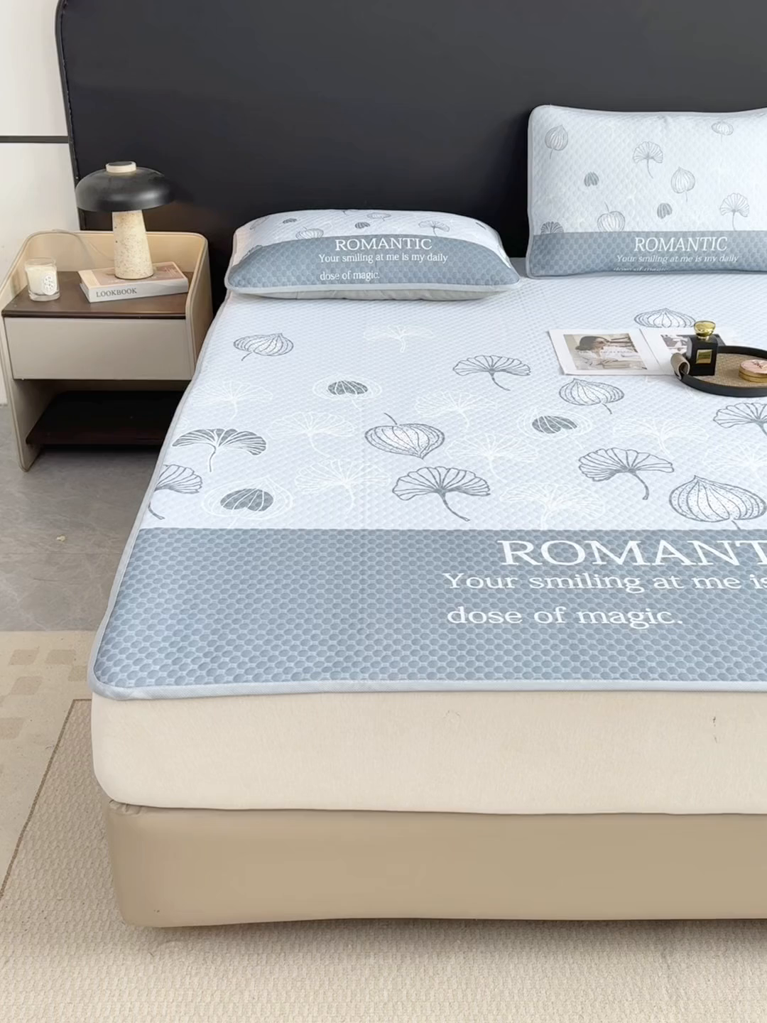 91家纺网 家纺一手货源 找家纺 慕梵家居 2025新款大版印花冰豆豆凉席席子三件套 芭蕉叶-灰