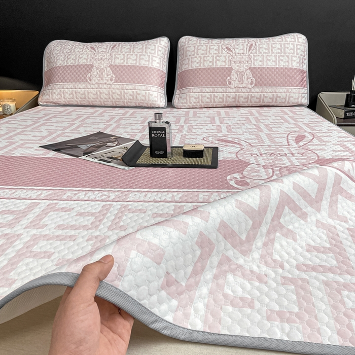 91家纺网 家纺一手货源 找家纺 慕梵家居 2025新款大版印花冰豆豆凉席席子三件套 大美兔-粉