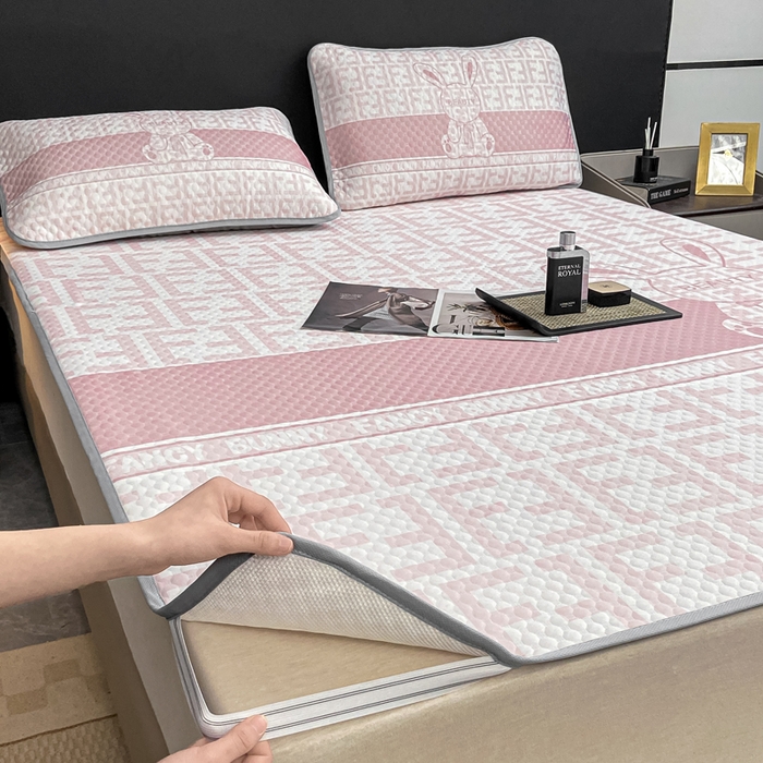 91家纺网 家纺一手货源 找家纺 慕梵家居 2025新款大版印花冰豆豆凉席席子三件套 大美兔-粉