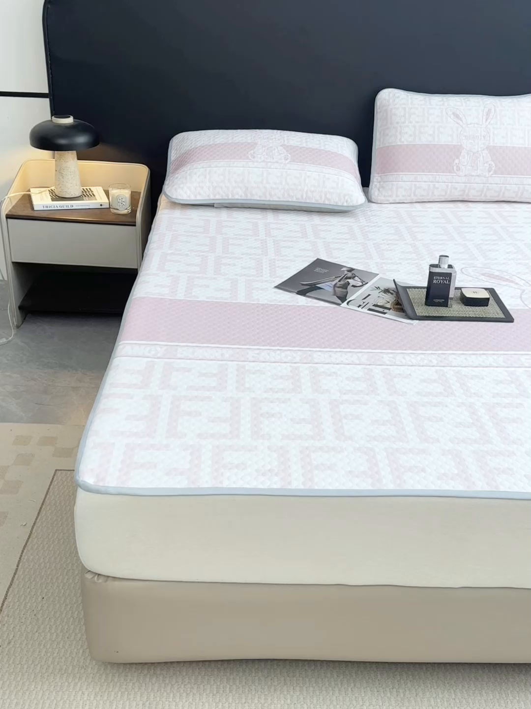 91家纺网 家纺一手货源 找家纺 慕梵家居 2025新款大版印花冰豆豆凉席席子三件套 大美兔-粉