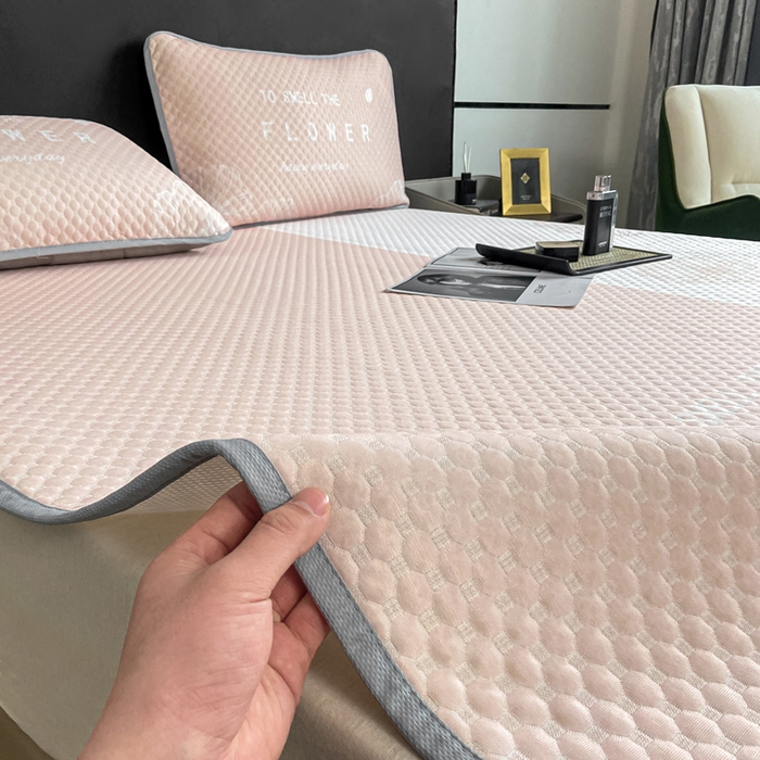 91家纺网 家纺一手货源 找家纺 慕梵家居 2025新款大版印花冰豆豆凉席席子三件套 繁花-粉