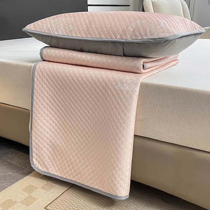 91家纺网 家纺一手货源 找家纺 慕梵家居 2025新款大版印花冰豆豆凉席席子三件套 繁花-粉