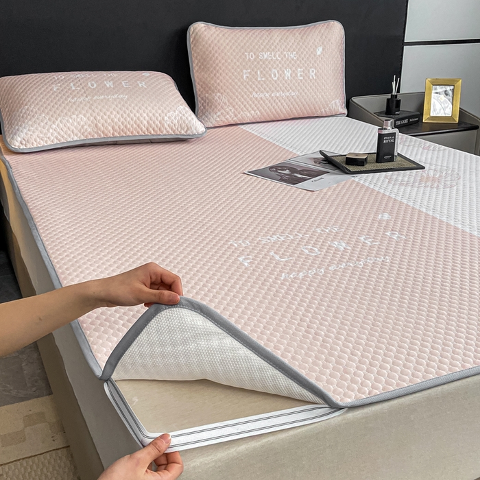 91家纺网 家纺一手货源 找家纺 慕梵家居 2025新款大版印花冰豆豆凉席席子三件套 繁花-粉