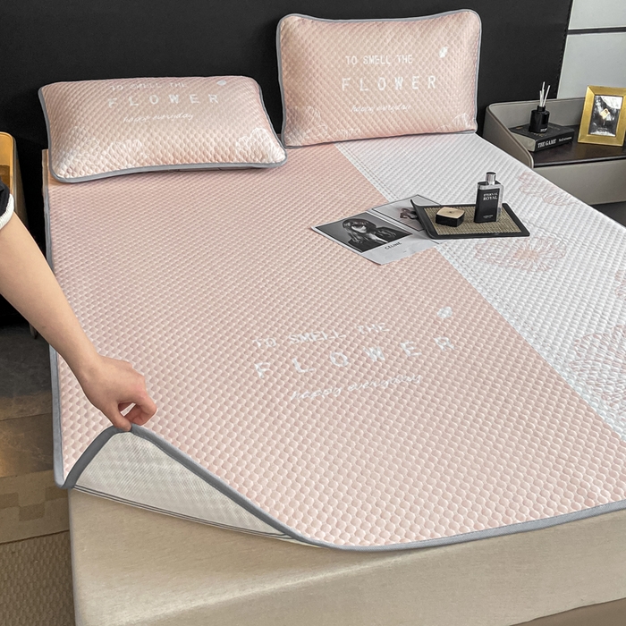 91家纺网 家纺一手货源 找家纺 慕梵家居 2025新款大版印花冰豆豆凉席席子三件套 繁花-粉