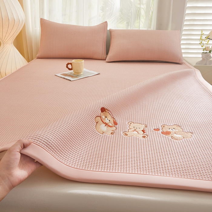 91家纺网 家纺一手货源 找家纺 （总）全季家居 2025新款A类乙纶PE家族系列刺绣凉豆豆席凉席席子