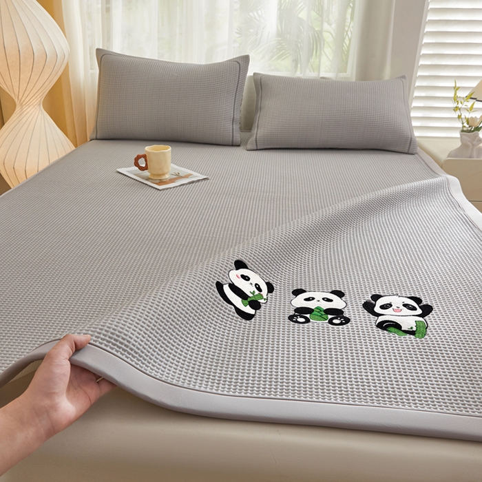 91家纺网 家纺一手货源 找家纺 全季家居 2025新款A类乙纶PE家族系列刺绣凉豆豆席凉席席子 熊猫家族-浅灰-床席款
