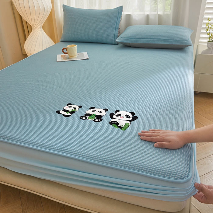 91家纺网 家纺一手货源 找家纺 全季家居 2025新款A类乙纶PE家族系列刺绣凉豆豆席凉席席子 熊猫家族-天蓝-床笠款