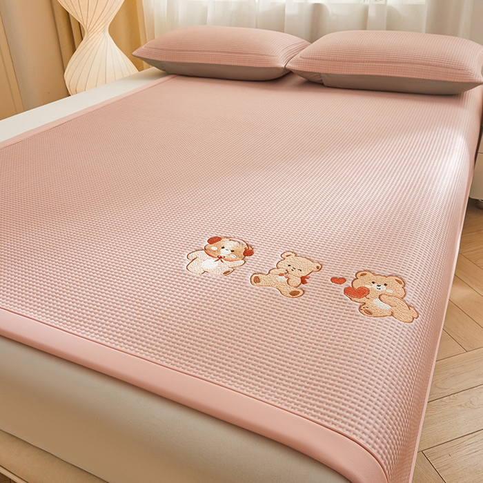 91家纺网 家纺一手货源 找家纺 全季家居 2025新款A类乙纶PE家族系列刺绣凉豆豆席凉席席子 快乐小熊-淡粉-床席款