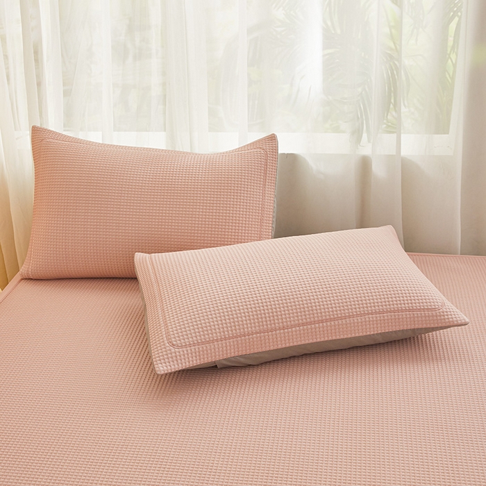 91家纺网 家纺一手货源 找家纺 全季家居 2025新款A类乙纶PE家族系列刺绣凉豆豆席凉席席子 快乐小熊-淡粉-床席款