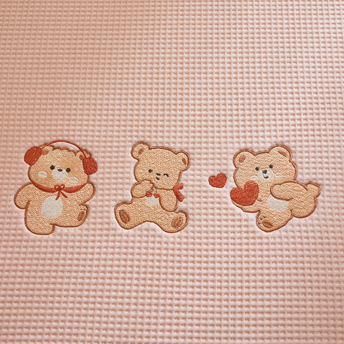 91家纺网 家纺一手货源 找家纺 全季家居 2025新款A类乙纶PE家族系列刺绣凉豆豆席凉席席子 快乐小熊-淡粉-床席款