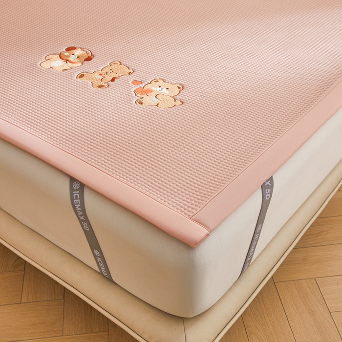 91家纺网 家纺一手货源 找家纺 全季家居 2025新款A类乙纶PE家族系列刺绣凉豆豆席凉席席子 快乐小熊-淡粉-床席款