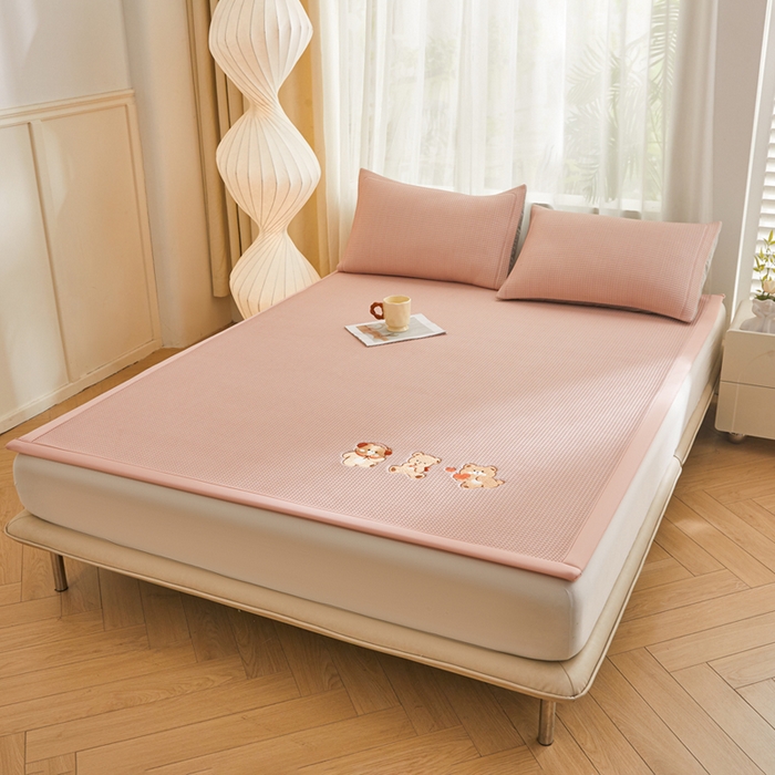 91家纺网 家纺一手货源 找家纺 全季家居 2025新款A类乙纶PE家族系列刺绣凉豆豆席凉席席子 快乐小熊-淡粉-床席款