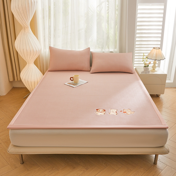 91家纺网 家纺一手货源 找家纺 全季家居 2025新款A类乙纶PE家族系列刺绣凉豆豆席凉席席子 快乐小熊-淡粉-床席款