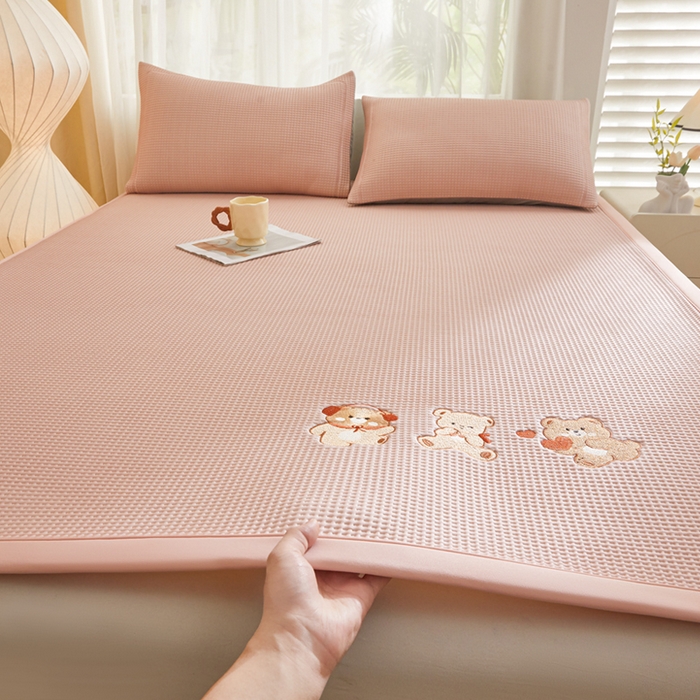 91家纺网 家纺一手货源 找家纺 全季家居 2025新款A类乙纶PE家族系列刺绣凉豆豆席凉席席子 快乐小熊-淡粉-床席款