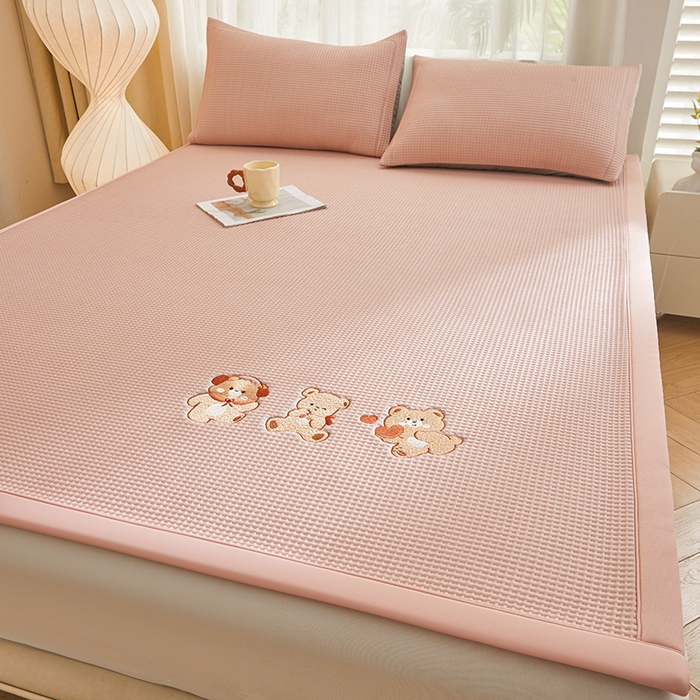 91家纺网 家纺一手货源 找家纺 全季家居 2025新款A类乙纶PE家族系列刺绣凉豆豆席凉席席子 快乐小熊-淡粉-床席款