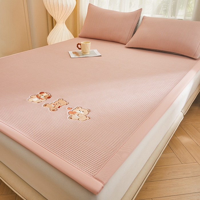 91家纺网 家纺一手货源 找家纺 全季家居 2025新款A类乙纶PE家族系列刺绣凉豆豆席凉席席子 快乐小熊-淡粉-床席款