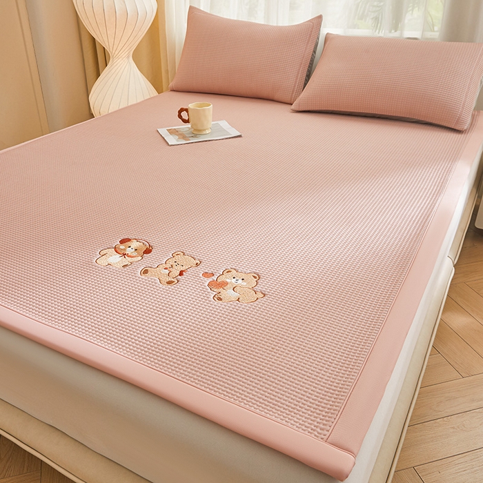 91家纺网 家纺一手货源 找家纺 全季家居 2025新款A类乙纶PE家族系列刺绣凉豆豆席凉席席子 快乐小熊-淡粉-床席款