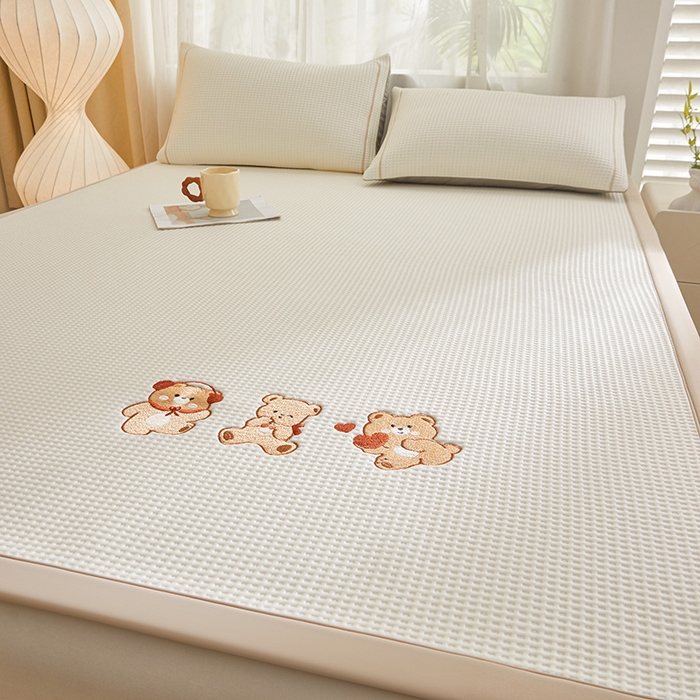 91家纺网 家纺一手货源 找家纺 全季家居 2025新款A类乙纶PE家族系列刺绣凉豆豆席凉席席子 快乐小熊-米黄-床席款