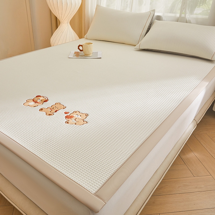 91家纺网 家纺一手货源 找家纺 全季家居 2025新款A类乙纶PE家族系列刺绣凉豆豆席凉席席子 快乐小熊-米黄-床席款