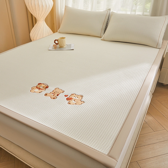 91家纺网 家纺一手货源 找家纺 全季家居 2025新款A类乙纶PE家族系列刺绣凉豆豆席凉席席子 快乐小熊-米黄-床席款