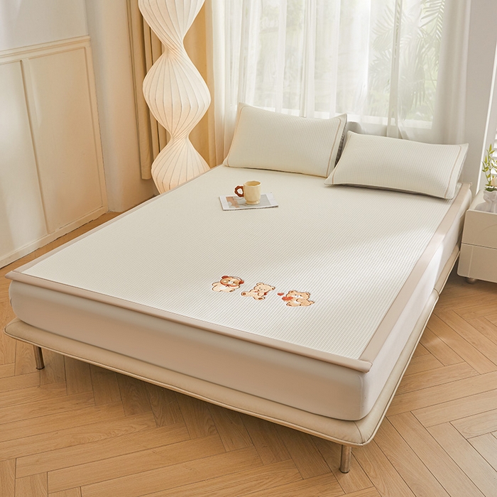 91家纺网 家纺一手货源 找家纺 全季家居 2025新款A类乙纶PE家族系列刺绣凉豆豆席凉席席子 快乐小熊-米黄-床席款