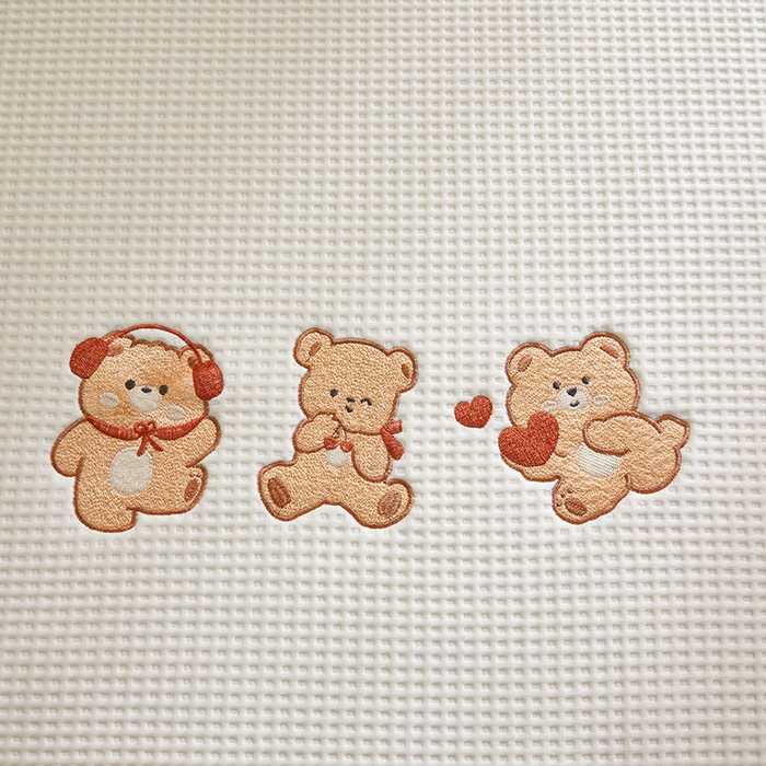 91家纺网 家纺一手货源 找家纺 全季家居 2025新款A类乙纶PE家族系列刺绣凉豆豆席凉席席子 快乐小熊-米黄-床席款