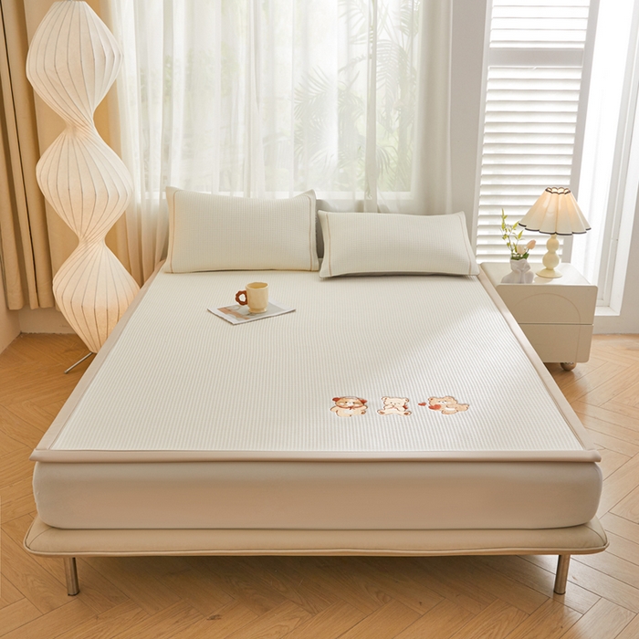 91家纺网 家纺一手货源 找家纺 全季家居 2025新款A类乙纶PE家族系列刺绣凉豆豆席凉席席子 快乐小熊-米黄-床席款