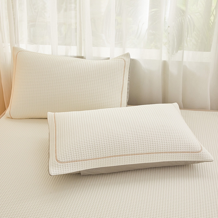 91家纺网 家纺一手货源 找家纺 全季家居 2025新款A类乙纶PE家族系列刺绣凉豆豆席凉席席子 快乐小熊-米黄-床席款