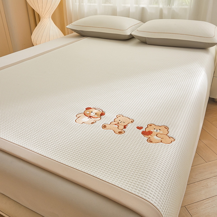 91家纺网 家纺一手货源 找家纺 全季家居 2025新款A类乙纶PE家族系列刺绣凉豆豆席凉席席子 快乐小熊-米黄-床席款