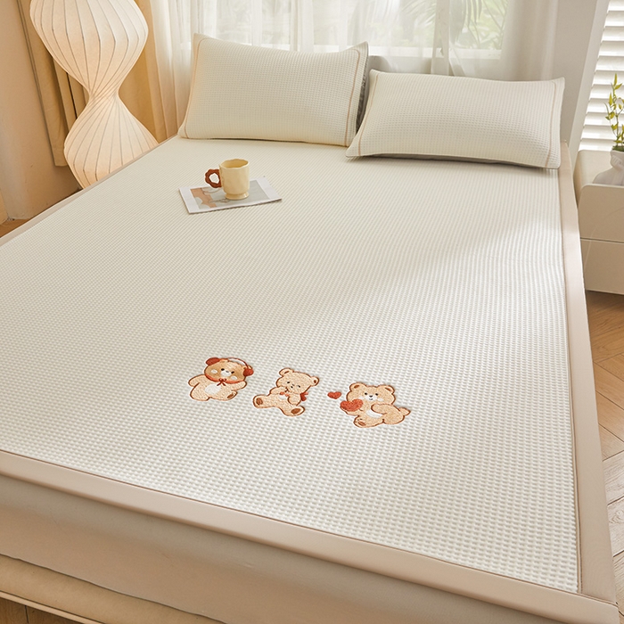 91家纺网 家纺一手货源 找家纺 全季家居 2025新款A类乙纶PE家族系列刺绣凉豆豆席凉席席子 快乐小熊-米黄-床席款