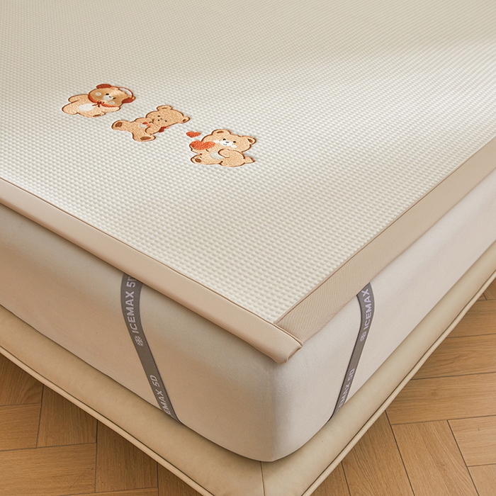 91家纺网 家纺一手货源 找家纺 全季家居 2025新款A类乙纶PE家族系列刺绣凉豆豆席凉席席子 快乐小熊-米黄-床席款