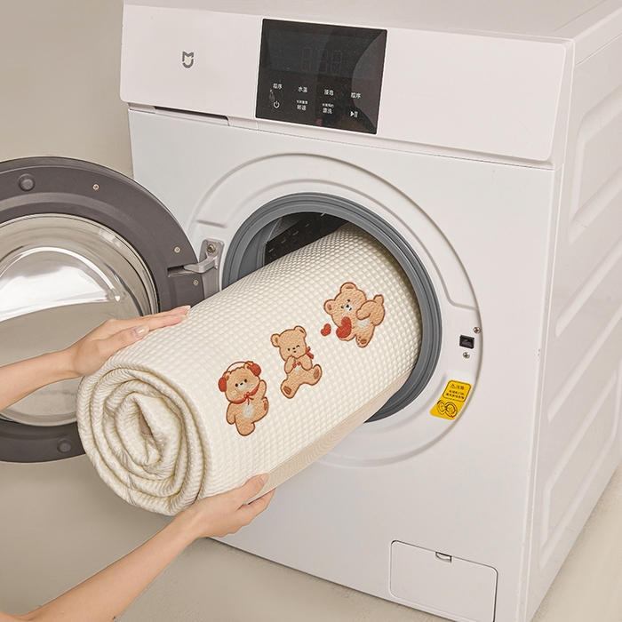 91家纺网 家纺一手货源 找家纺 全季家居 2025新款A类乙纶PE家族系列刺绣凉豆豆席凉席席子 快乐小熊-米黄-床席款