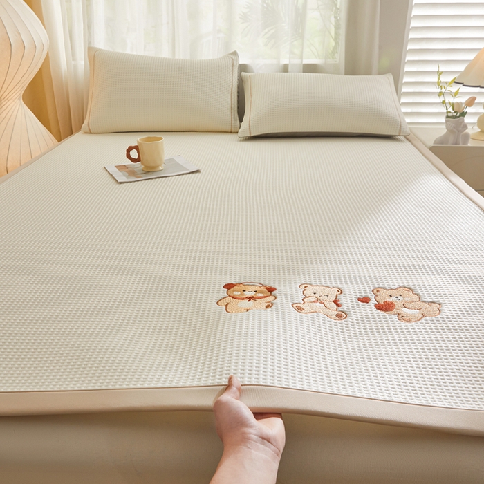 91家纺网 家纺一手货源 找家纺 全季家居 2025新款A类乙纶PE家族系列刺绣凉豆豆席凉席席子 快乐小熊-米黄-床席款