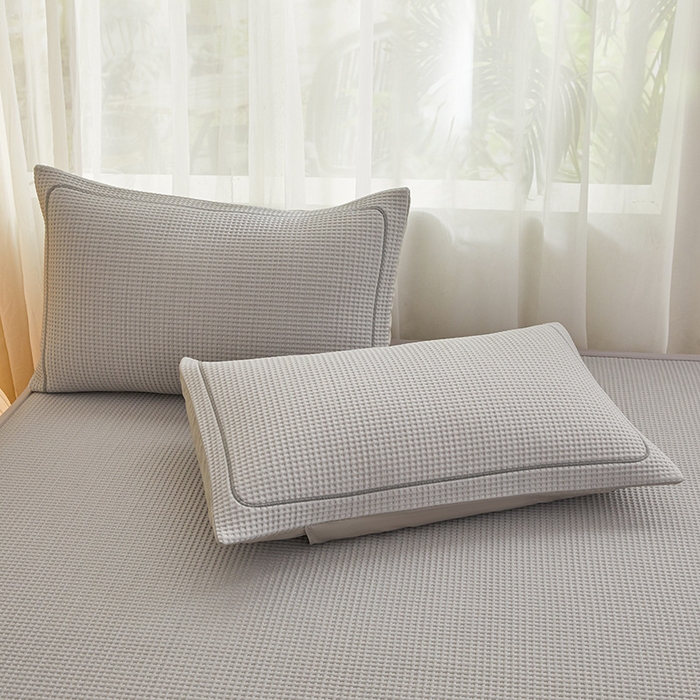 91家纺网 家纺一手货源 找家纺 全季家居 2025新款A类乙纶PE家族系列刺绣凉豆豆席凉席席子 快乐小熊-浅灰-床席款