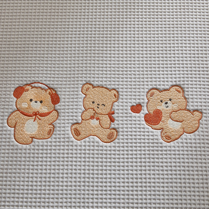 91家纺网 家纺一手货源 找家纺 全季家居 2025新款A类乙纶PE家族系列刺绣凉豆豆席凉席席子 快乐小熊-浅灰-床席款