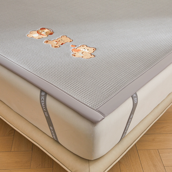 91家纺网 家纺一手货源 找家纺 全季家居 2025新款A类乙纶PE家族系列刺绣凉豆豆席凉席席子 快乐小熊-浅灰-床席款