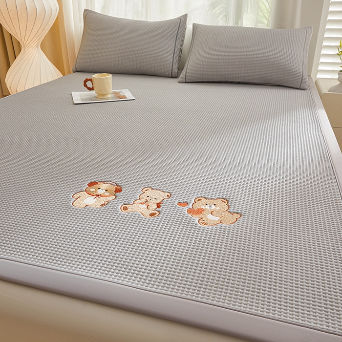 91家纺网 家纺一手货源 找家纺 全季家居 2025新款A类乙纶PE家族系列刺绣凉豆豆席凉席席子 快乐小熊-浅灰-床席款