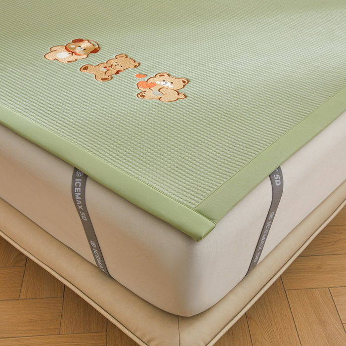 91家纺网 家纺一手货源 找家纺 全季家居 2025新款A类乙纶PE家族系列刺绣凉豆豆席凉席席子 快乐小熊-水绿-床席款