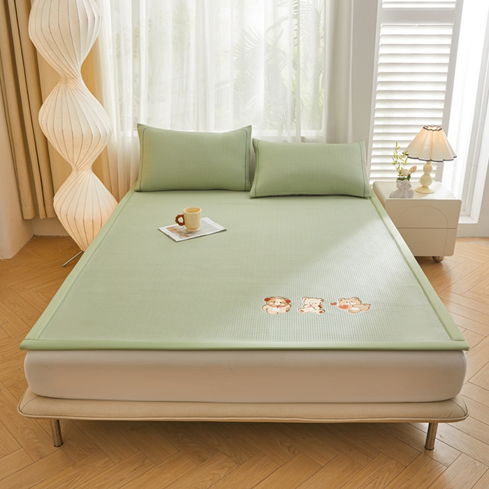 91家纺网 家纺一手货源 找家纺 全季家居 2025新款A类乙纶PE家族系列刺绣凉豆豆席凉席席子 快乐小熊-水绿-床席款