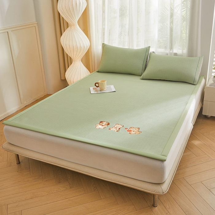 91家纺网 家纺一手货源 找家纺 全季家居 2025新款A类乙纶PE家族系列刺绣凉豆豆席凉席席子 快乐小熊-水绿-床席款