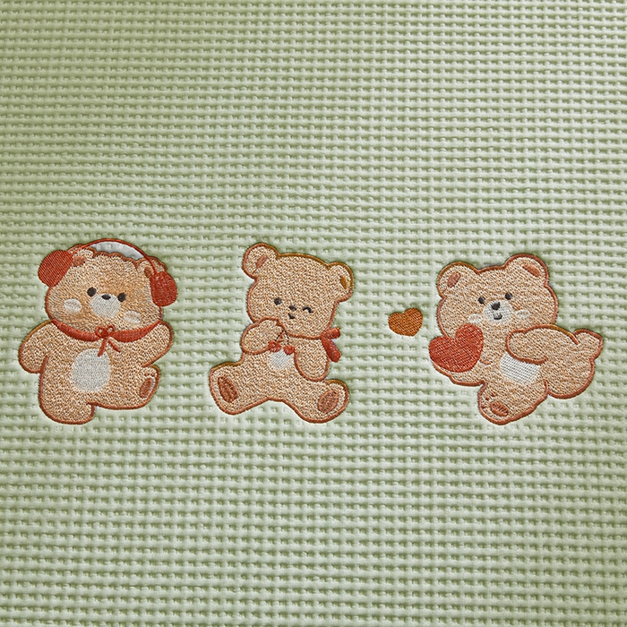 91家纺网 家纺一手货源 找家纺 全季家居 2025新款A类乙纶PE家族系列刺绣凉豆豆席凉席席子 快乐小熊-水绿-床席款