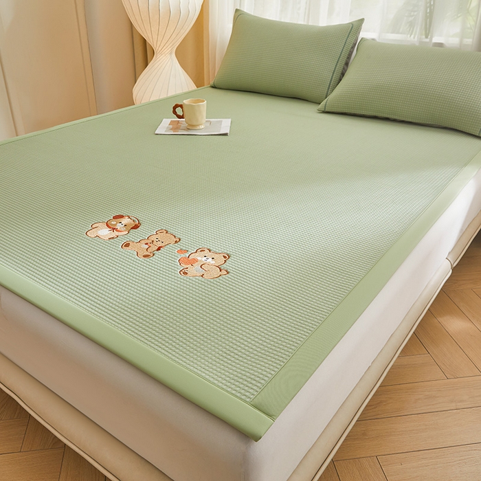 91家纺网 家纺一手货源 找家纺 全季家居 2025新款A类乙纶PE家族系列刺绣凉豆豆席凉席席子 快乐小熊-水绿-床席款
