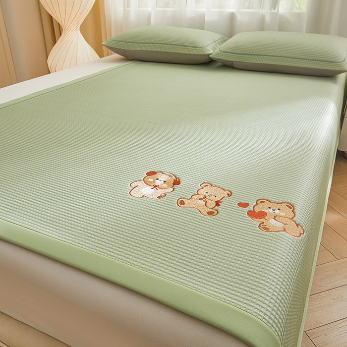 91家纺网 家纺一手货源 找家纺 全季家居 2025新款A类乙纶PE家族系列刺绣凉豆豆席凉席席子 快乐小熊-水绿-床席款